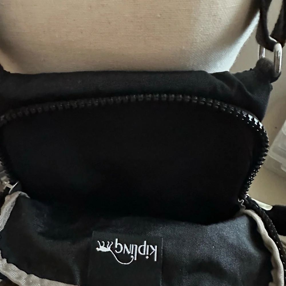 Kipling Black Crossbody with attached iconic Monkey New, 1 small tag attached - Picture 5 of 6